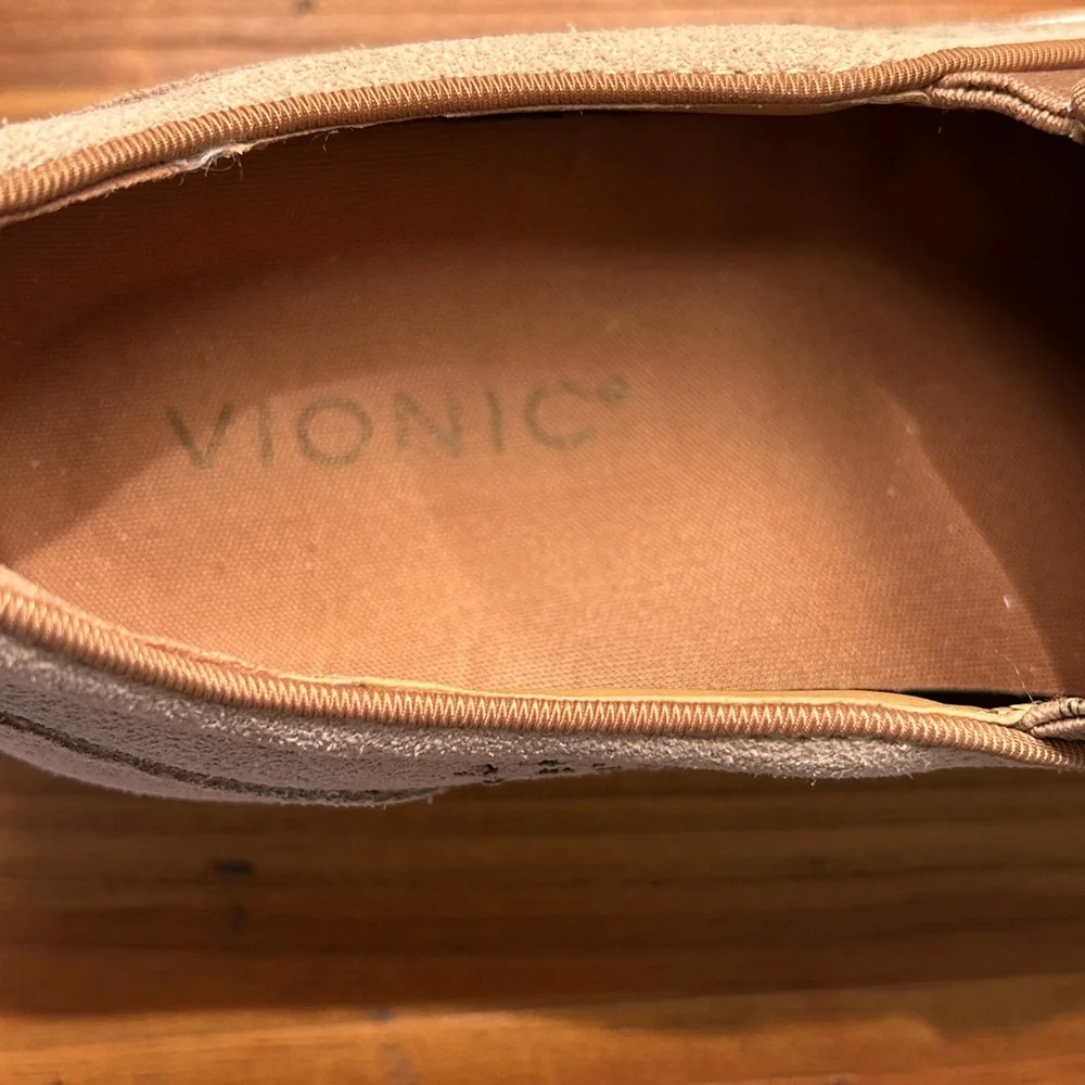Vionic Beige Perforated Slip-On Shoes. Size 7.5 - Picture 6 of 9